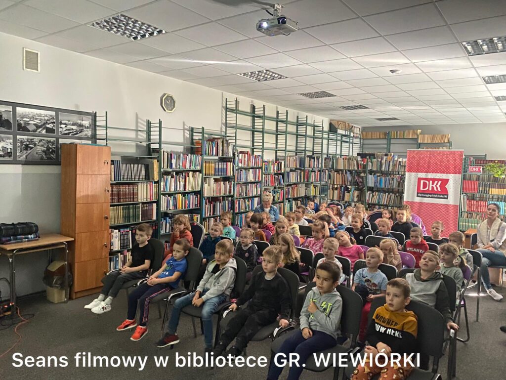 Seans filmowy w bibliotece, grupa "Wiewiórki"