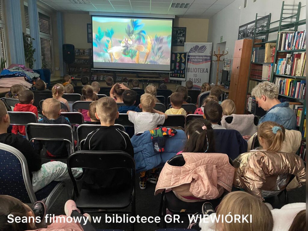 Seans filmowy w bibliotece, grupa "Wiewiórki"