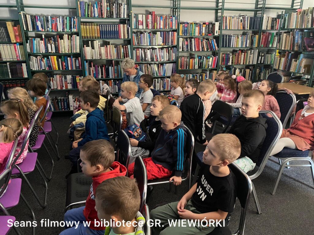 Seans filmowy w bibliotece, grupa "Wiewiórki"