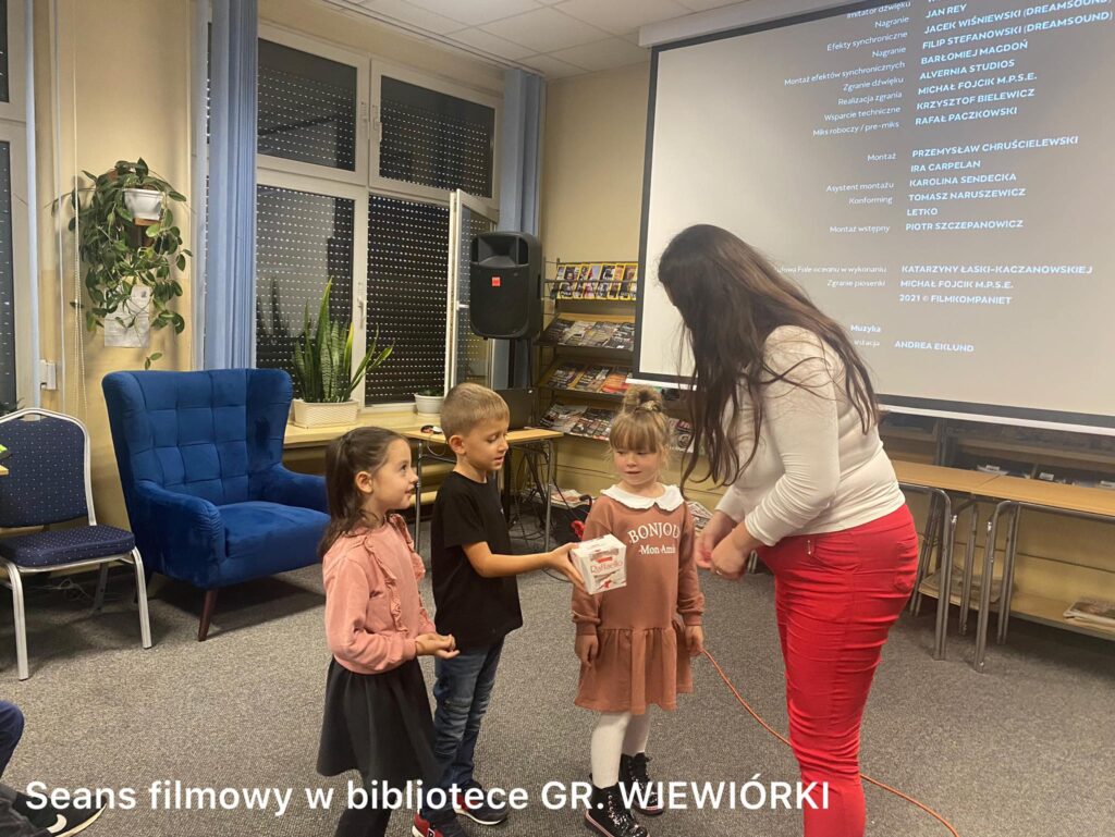 Seans filmowy w bibliotece, grupa "Wiewiórki"