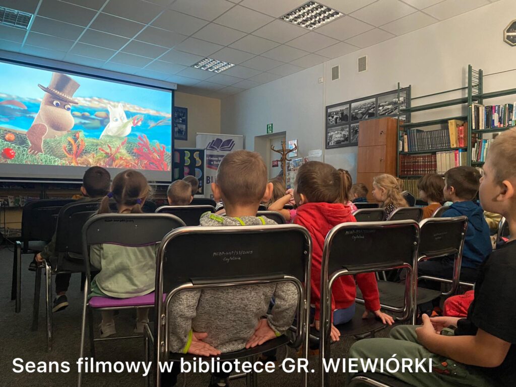 Seans filmowy w bibliotece, grupa "Wiewiórki"