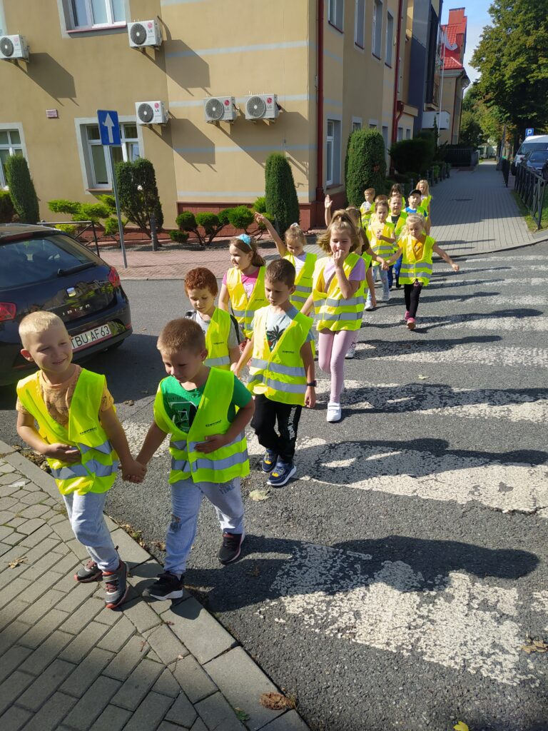 Bezpieczni na drodze - spacer na skrzyżowanie Grupa ''Pszczółki''