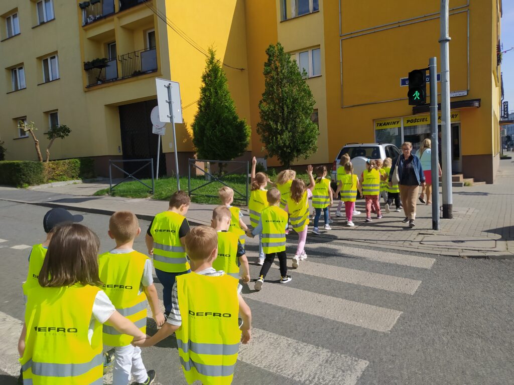 Bezpieczni na drodze - spacer na skrzyżowanie Grupa ''Pszczółki''