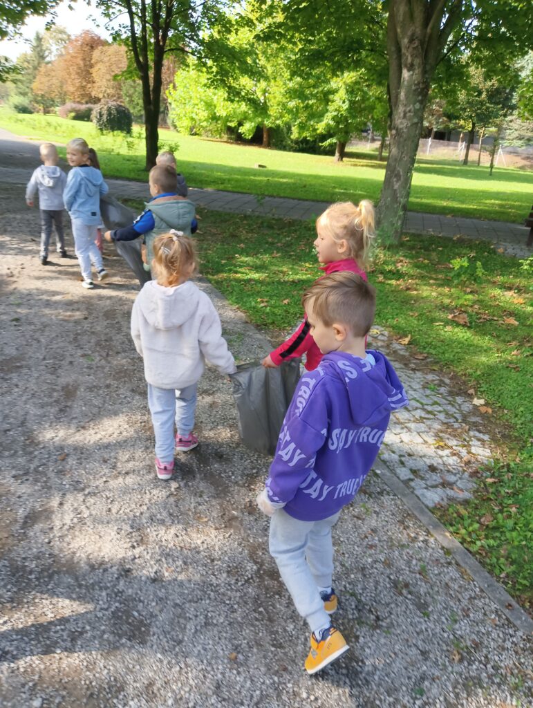 ”Sprzątamy dla Polski” grupa ''Papużki''