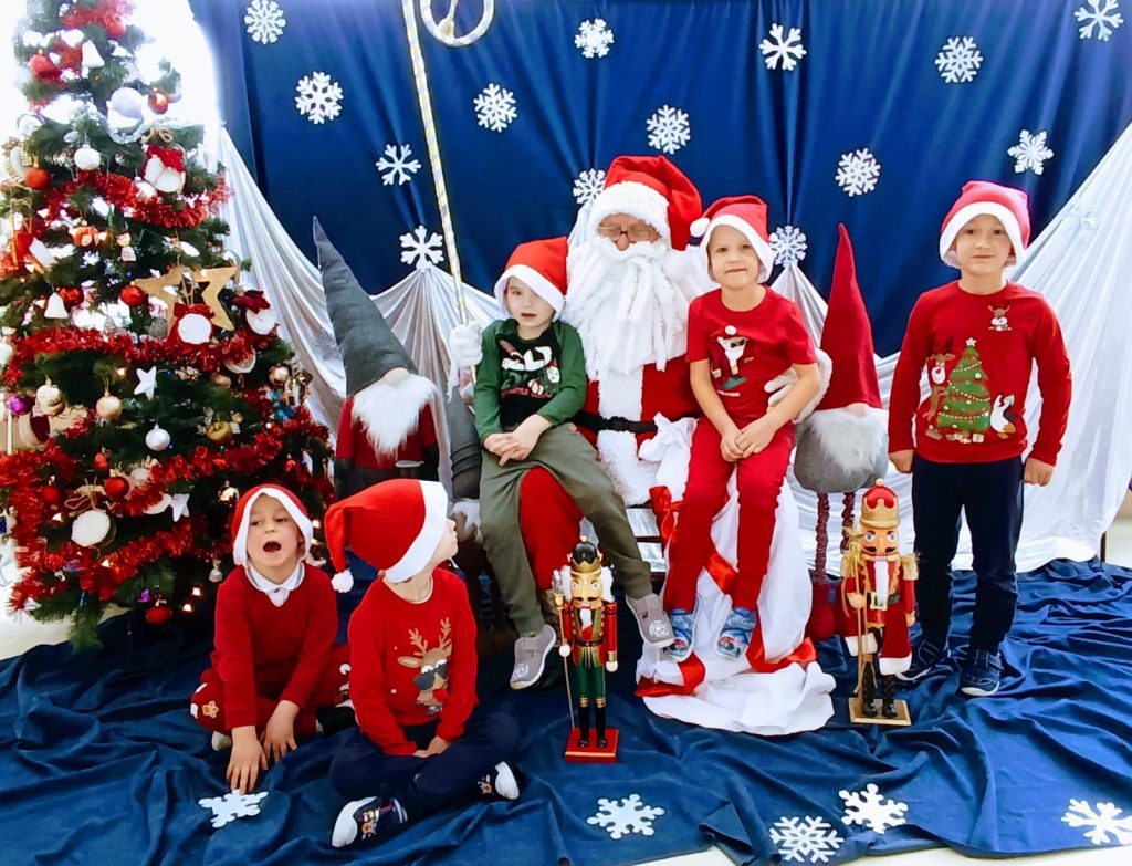 Wizyta Świętego Mikołaja grupa ''Motylki''