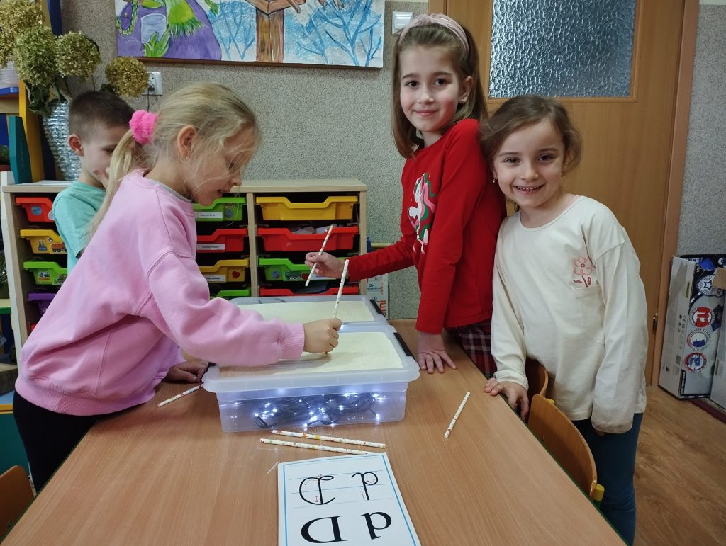 OGÓLNOPOLSKI PROJEKT EDUKACYJNY ,,SENSORYCZNY KOGEL-MOGEL” - ,,DZIEŃ SŁOMKI DO PICIA"