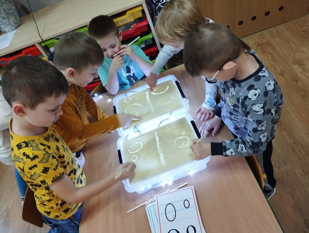 OGÓLNOPOLSKI PROJEKT EDUKACYJNY ,,SENSORYCZNY KOGEL-MOGEL” - ,,DZIEŃ SŁOMKI DO PICIA"