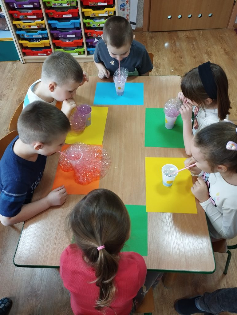 OGÓLNOPOLSKI PROJEKT EDUKACYJNY ,,SENSORYCZNY KOGEL-MOGEL” - ,,DZIEŃ SŁOMKI DO PICIA"