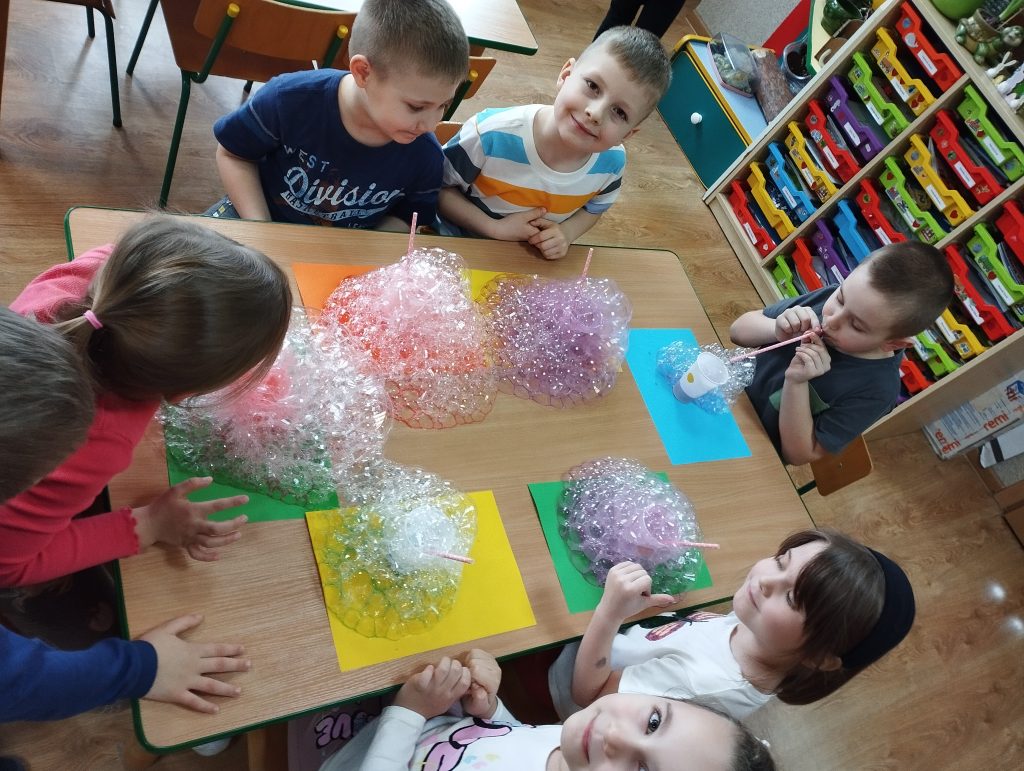 OGÓLNOPOLSKI PROJEKT EDUKACYJNY ,,SENSORYCZNY KOGEL-MOGEL” - ,,DZIEŃ SŁOMKI DO PICIA"