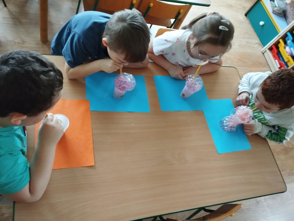 OGÓLNOPOLSKI PROJEKT EDUKACYJNY ,,SENSORYCZNY KOGEL-MOGEL” - ,,DZIEŃ SŁOMKI DO PICIA"