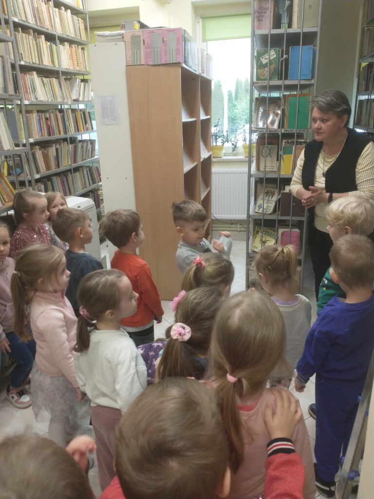 SÓWKI Z WIZYTĄ W BIBLIOTECE