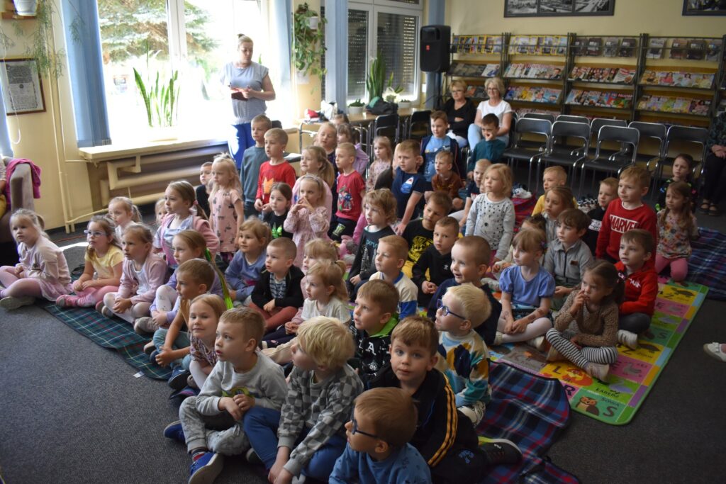 Sówki na spektaklu ,,Alladyn" w ramach obchodów Tygodnia Bibliotek 2024