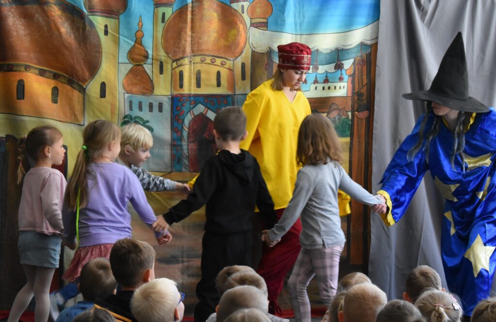 Sówki na spektaklu ,,Alladyn" w ramach obchodów Tygodnia Bibliotek 2024