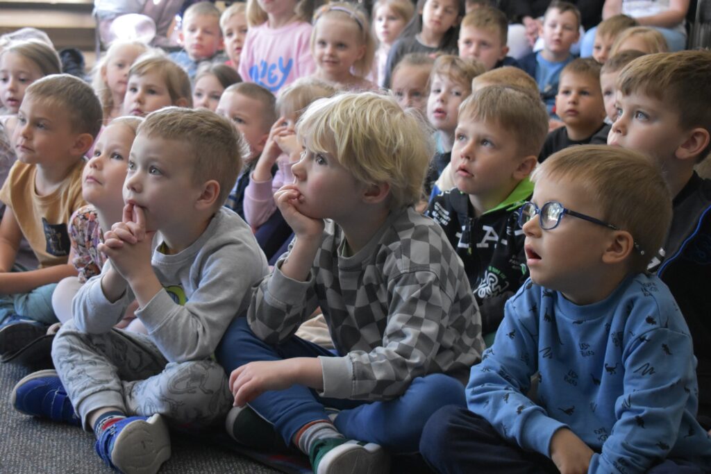 Sówki na spektaklu ,,Alladyn" w ramach obchodów Tygodnia Bibliotek 2024