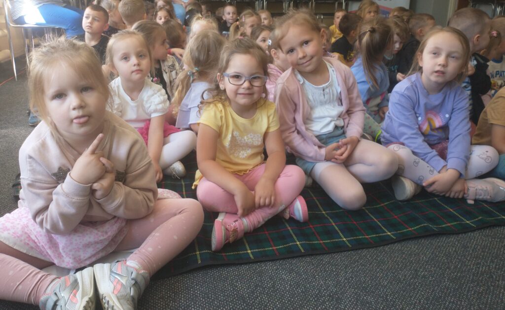 Sówki na spektaklu ,,Alladyn" w ramach obchodów Tygodnia Bibliotek 2024
