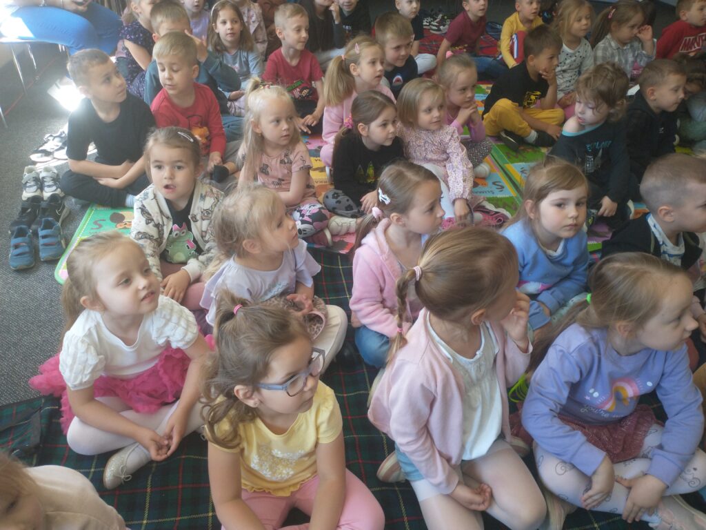 Sówki na spektaklu ,,Alladyn" w ramach obchodów Tygodnia Bibliotek 2024