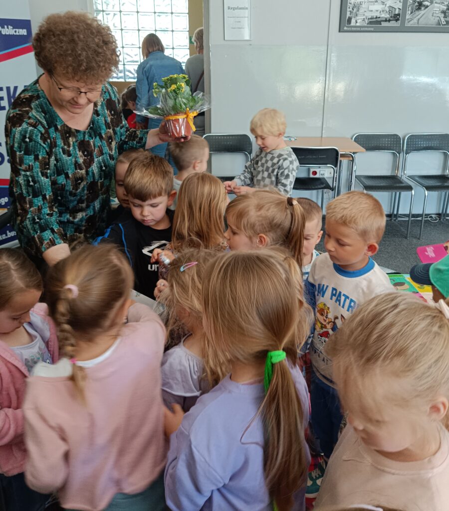 Sówki na spektaklu ,,Alladyn" w ramach obchodów Tygodnia Bibliotek 2024
