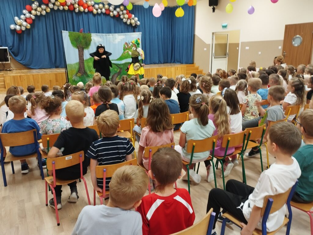 TEATRZYK ,,NIEZWYKŁA PODRÓŻ MUCHOLOTEM"