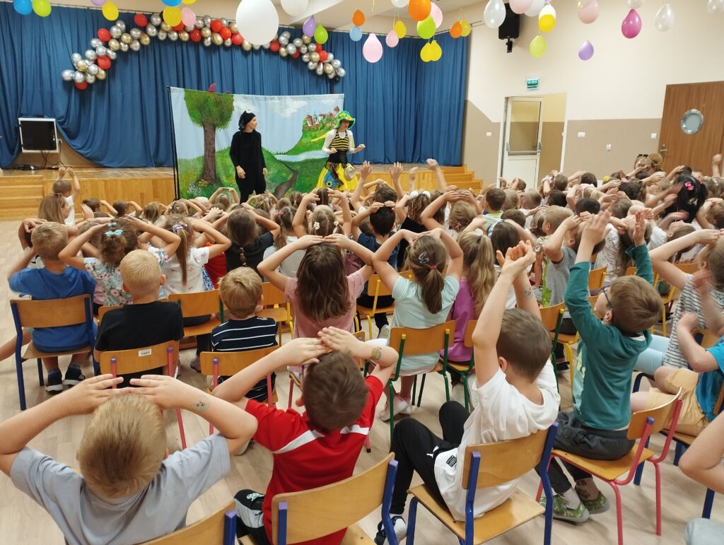 TEATRZYK ,,NIEZWYKŁA PODRÓŻ MUCHOLOTEM"
