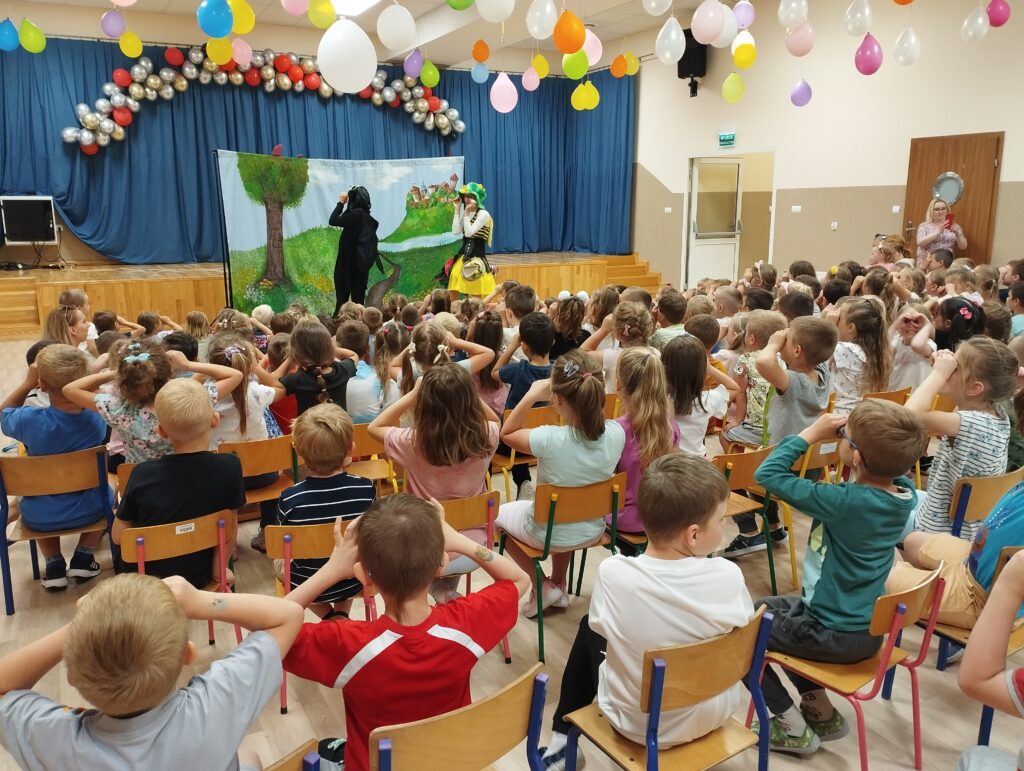 TEATRZYK ,,NIEZWYKŁA PODRÓŻ MUCHOLOTEM"