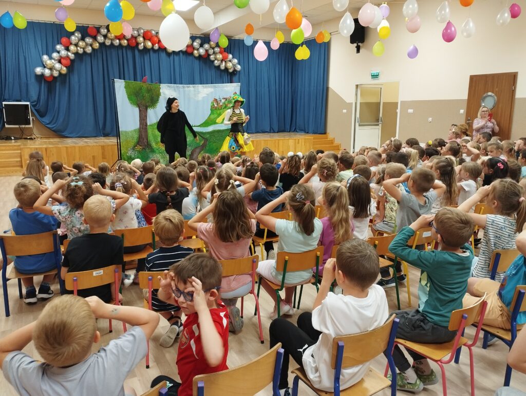TEATRZYK ,,NIEZWYKŁA PODRÓŻ MUCHOLOTEM"