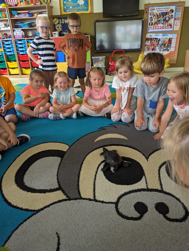 Żółw w odwiedzinach u dzieci