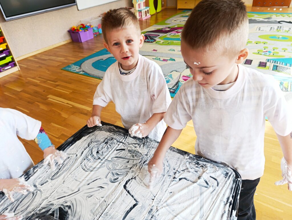 OGÓLNOPOLSKI PROJEKT EDUKACYJNY ,,SENSORYCZNA TĘCZA” – KOLOR BIAŁY