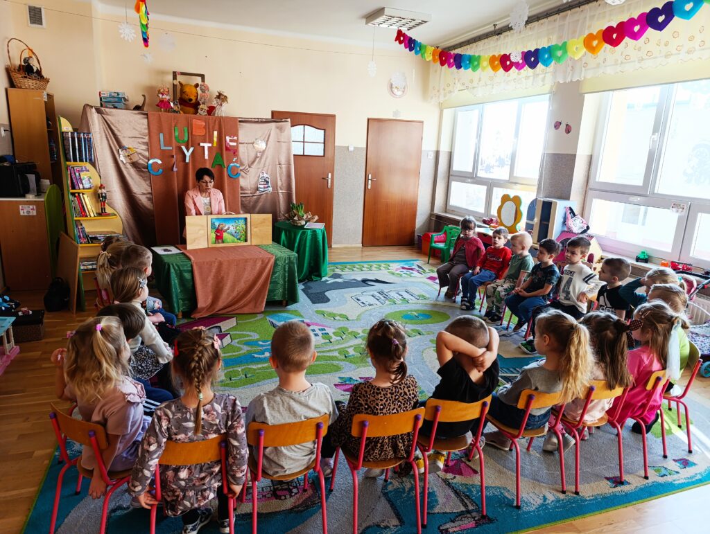 TEATRZYK PT. ,,SŁODKIE KŁOPOTY ŁAKOMEJ WIEWIÓRKI"
