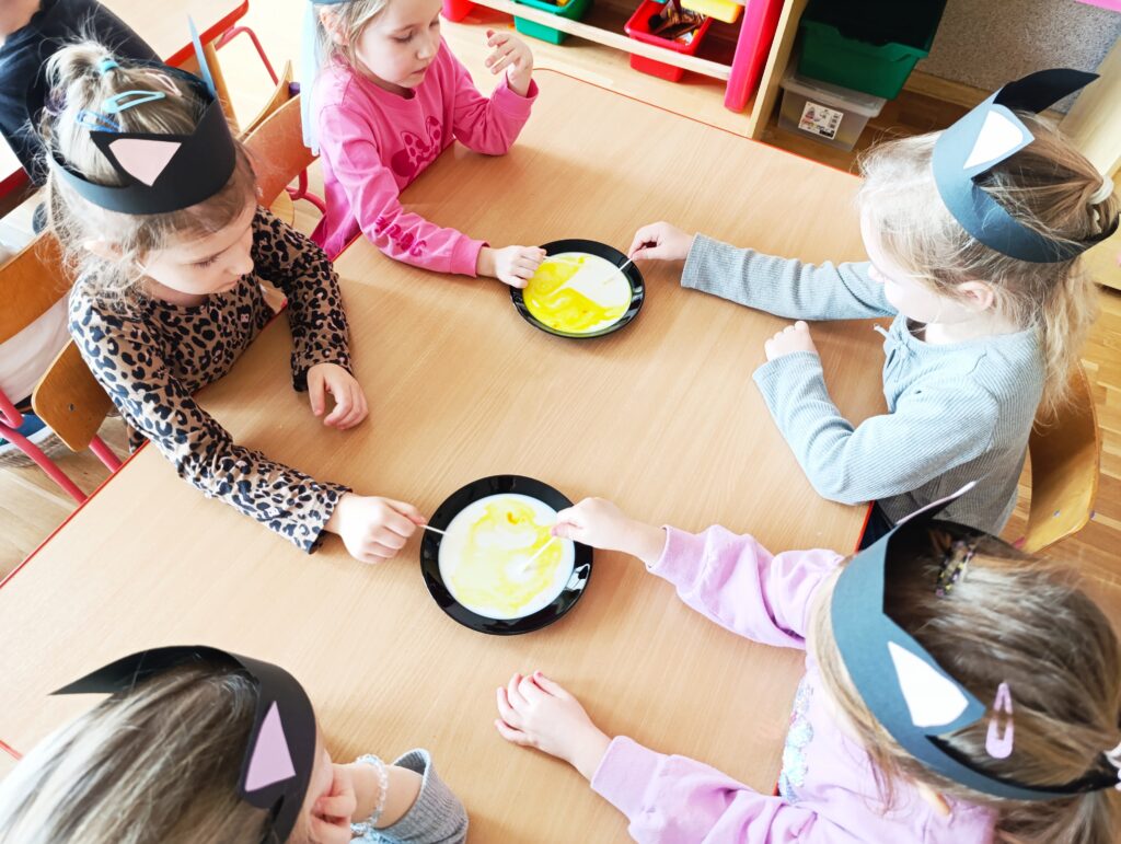 Kocie zabawy przedszkolaków, czyli wesoło obchodzimy Światowy Dzień Kota