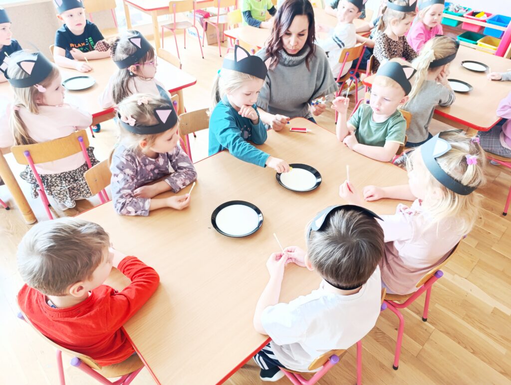 Kocie zabawy przedszkolaków, czyli wesoło obchodzimy Światowy Dzień Kota