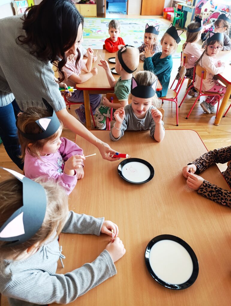 Kocie zabawy przedszkolaków, czyli wesoło obchodzimy Światowy Dzień Kota