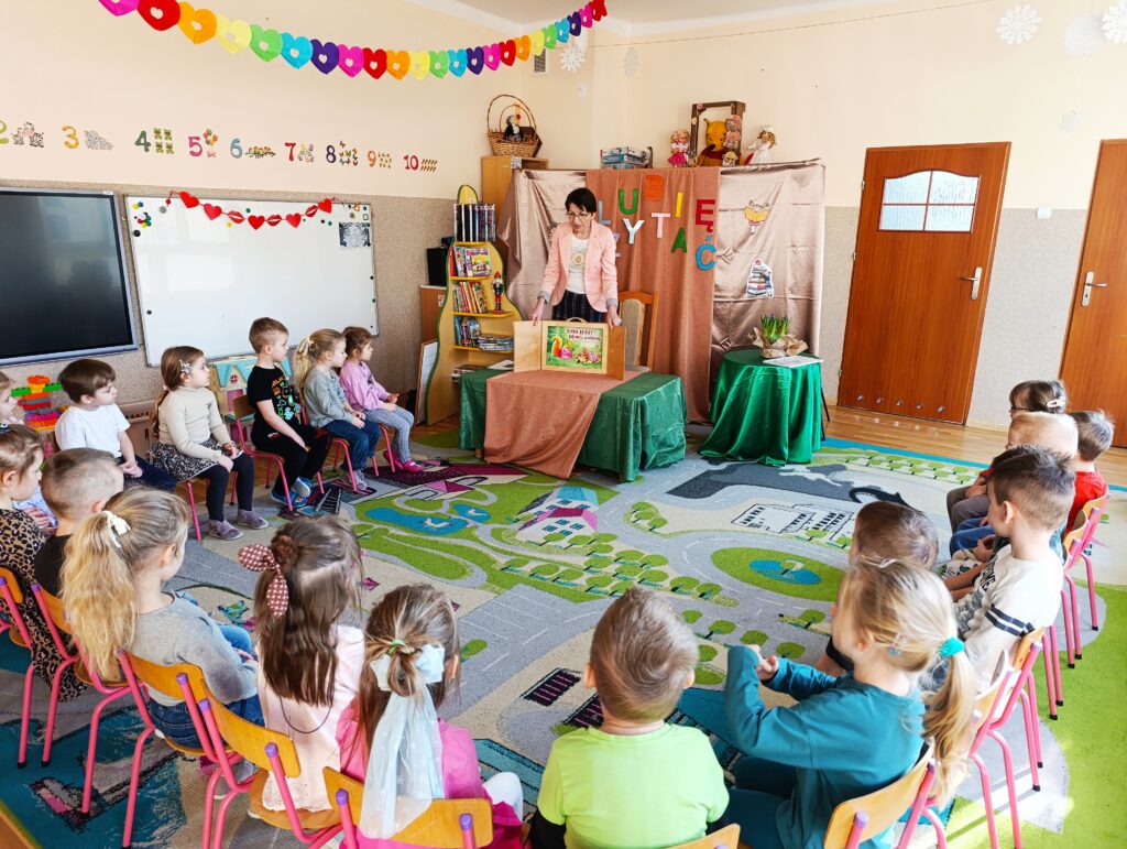 TEATRZYK PT. ,,SŁODKIE KŁOPOTY ŁAKOMEJ WIEWIÓRKI"