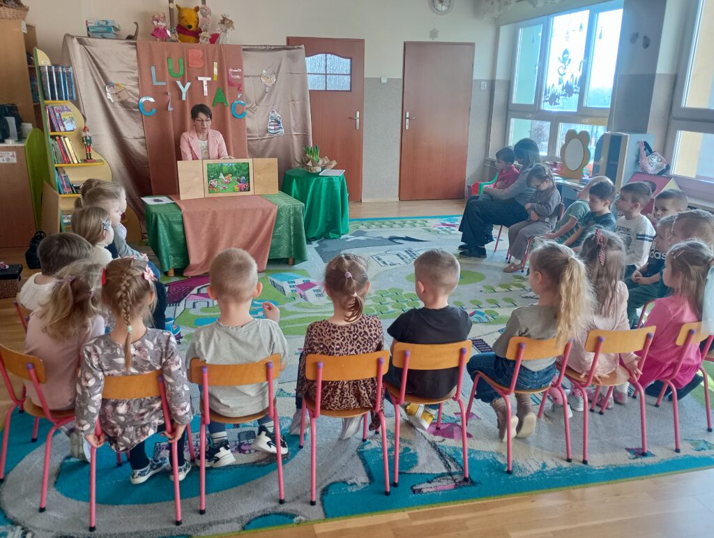 TEATRZYK PT. ,,SŁODKIE KŁOPOTY ŁAKOMEJ WIEWIÓRKI"