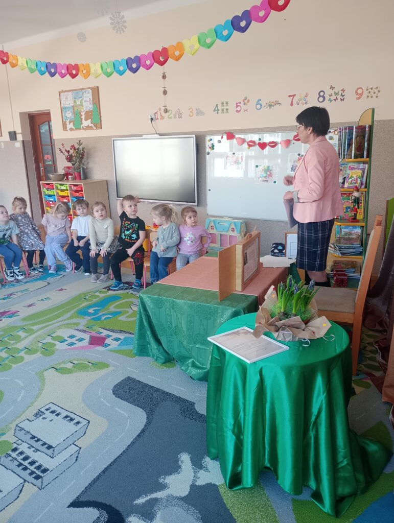 TEATRZYK PT. ,,SŁODKIE KŁOPOTY ŁAKOMEJ WIEWIÓRKI"