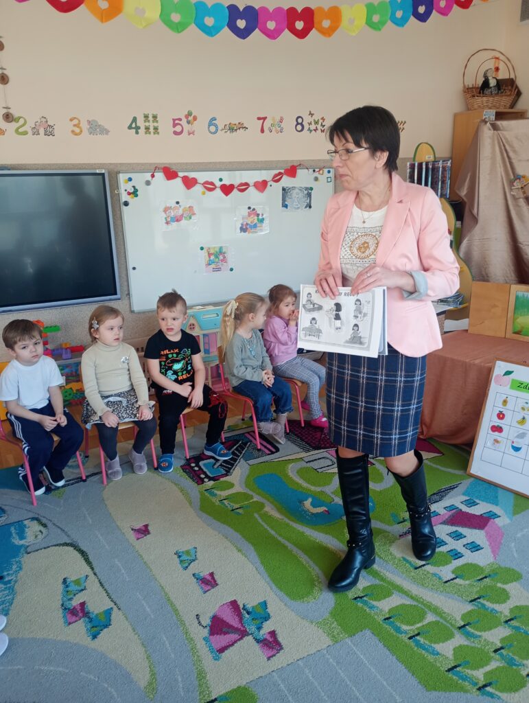 TEATRZYK PT. ,,SŁODKIE KŁOPOTY ŁAKOMEJ WIEWIÓRKI"