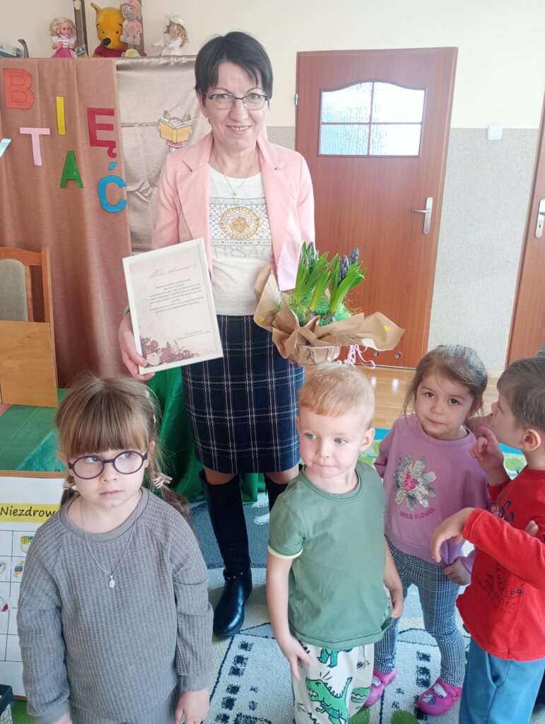 TEATRZYK PT. ,,SŁODKIE KŁOPOTY ŁAKOMEJ WIEWIÓRKI"