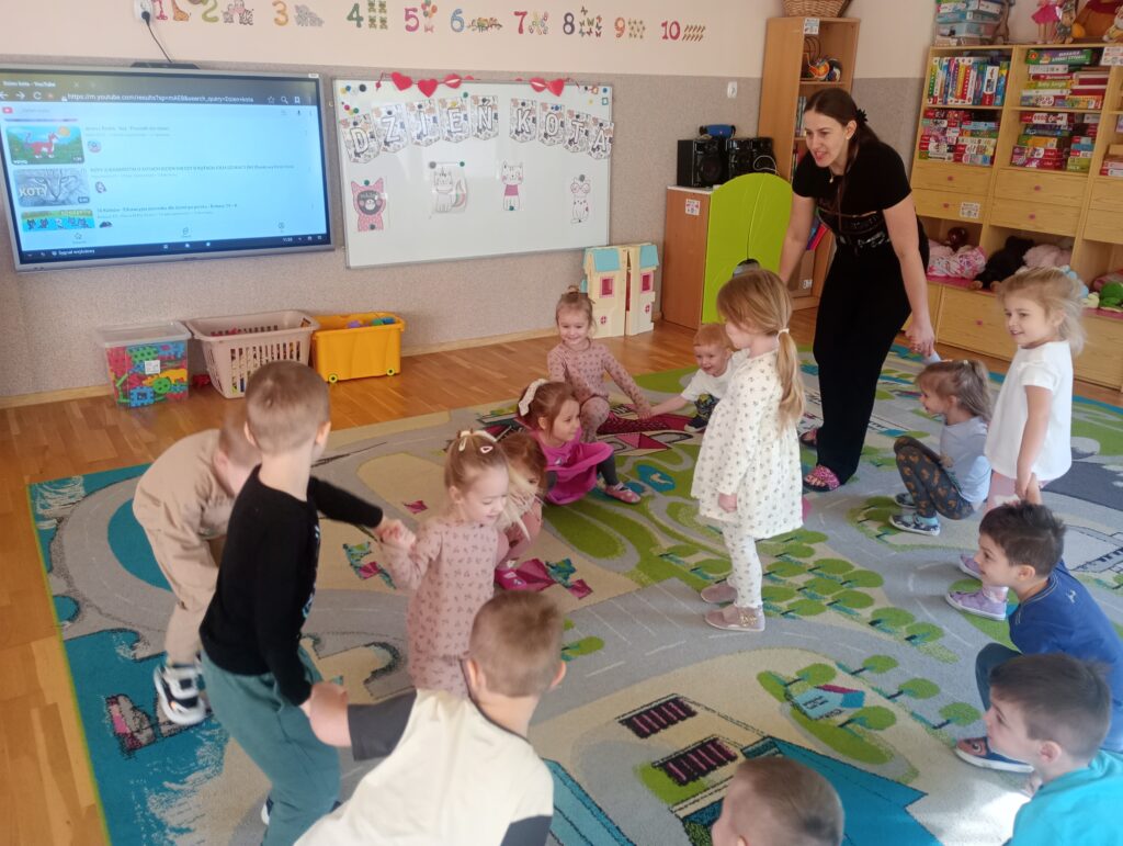 Kocie zabawy przedszkolaków, czyli wesoło obchodzimy Światowy Dzień Kota