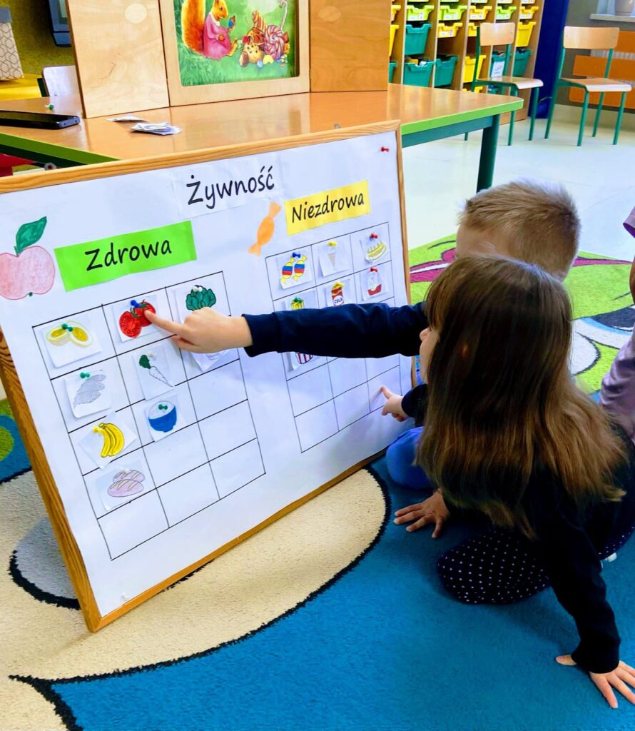 Wizyta Pani z Biblioteki w grupie ''Żyrafki''