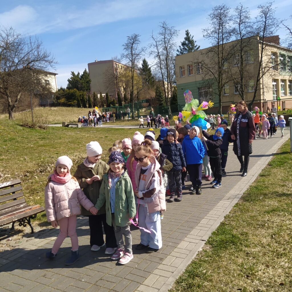 Pochód z Marzanną grupa ''Tygryski''