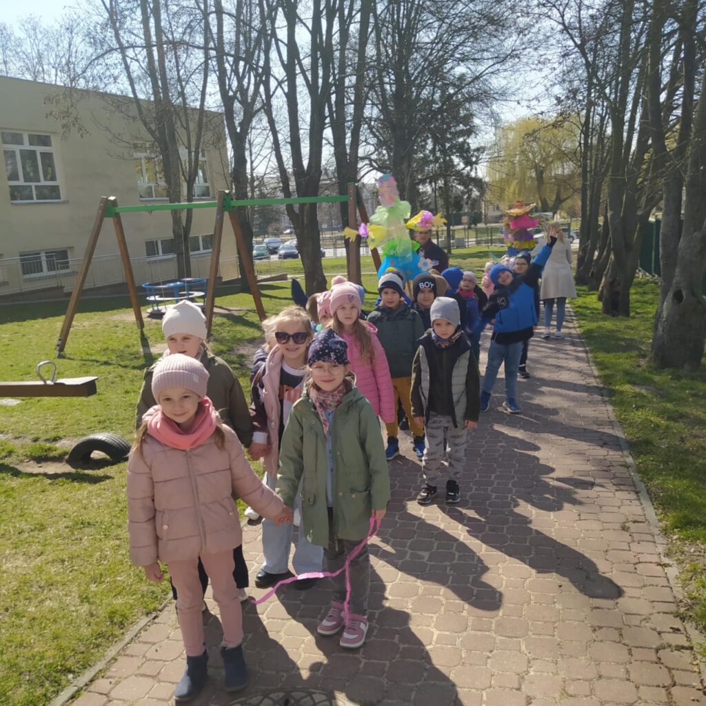 Pochód z Marzanną grupa ''Tygryski''