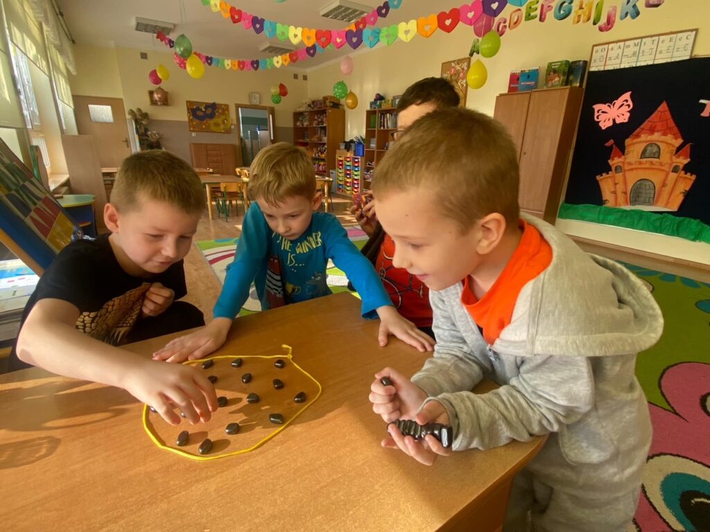 Kamyczkowe szaleństwo grupa ''Pszczółki''