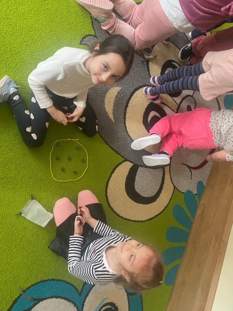 Kamyczkowe szaleństwo grupa ''Pszczółki''