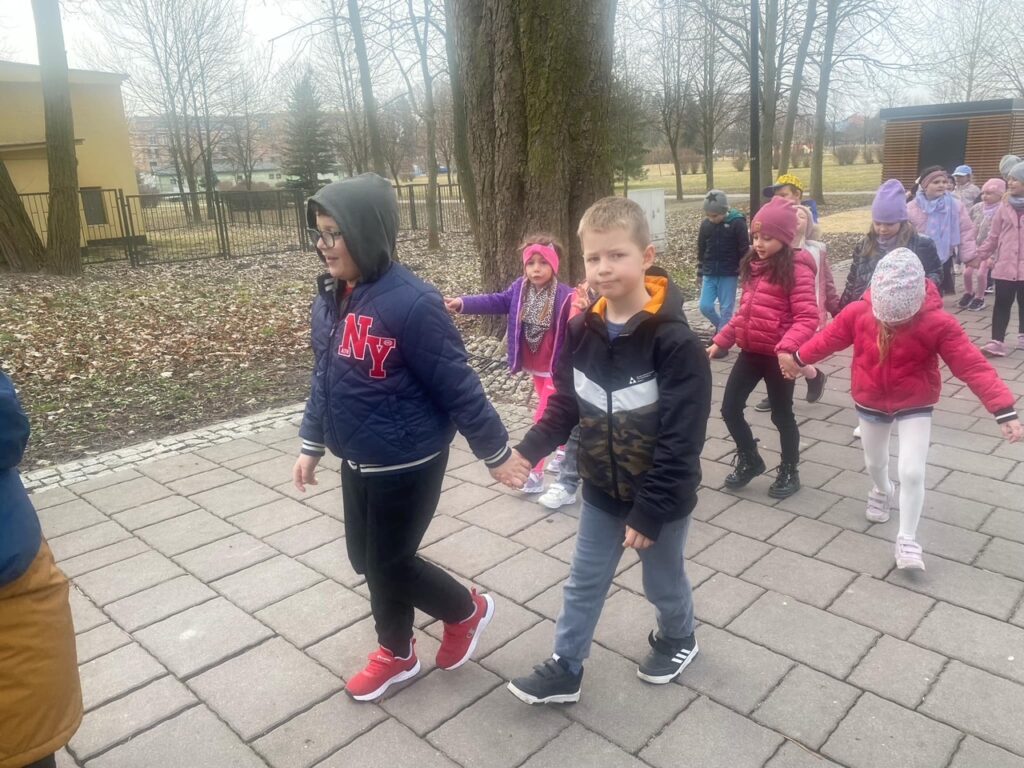 W poszukiwaniu wiosny grupa ''Pszczółki''