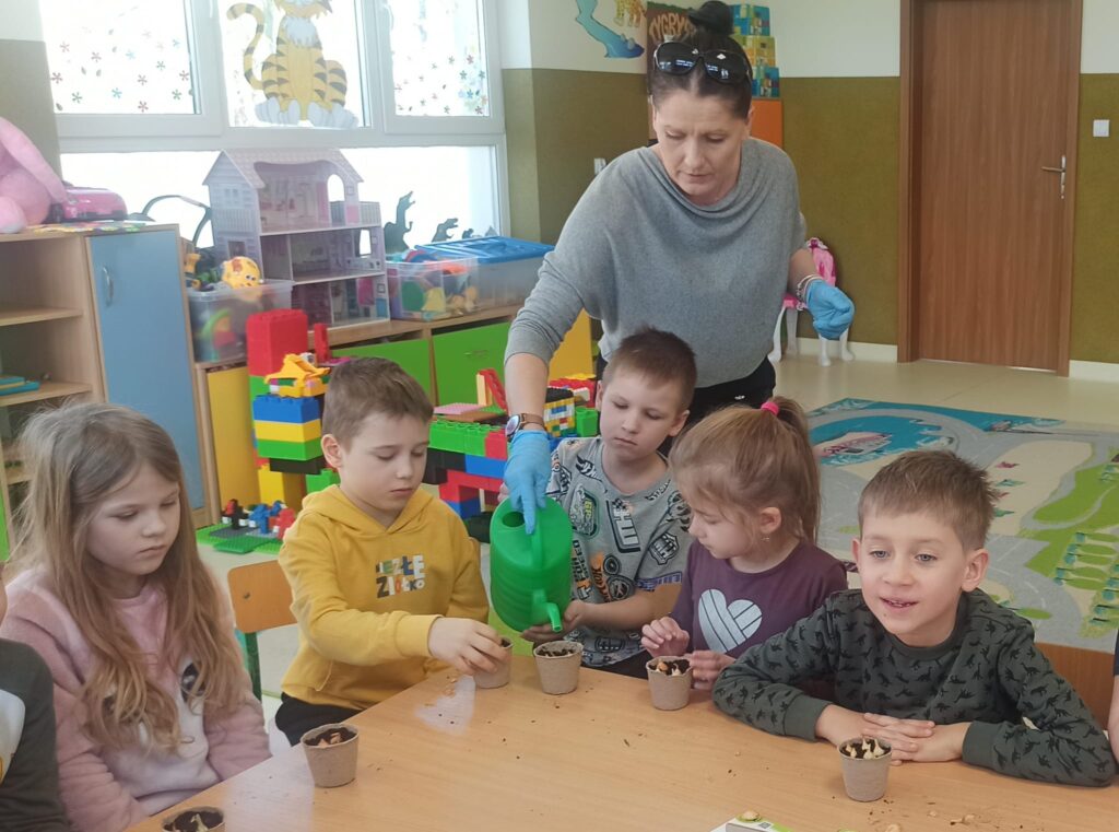 Zakładamy wiosenny ogródek grupa ''Tygryski''