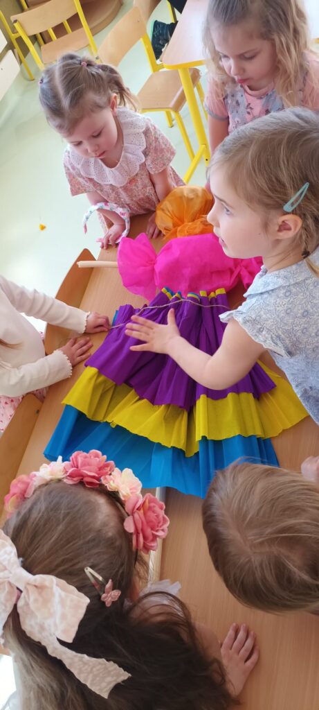 Wykonanie zimowej panny grupa ''Papużki''