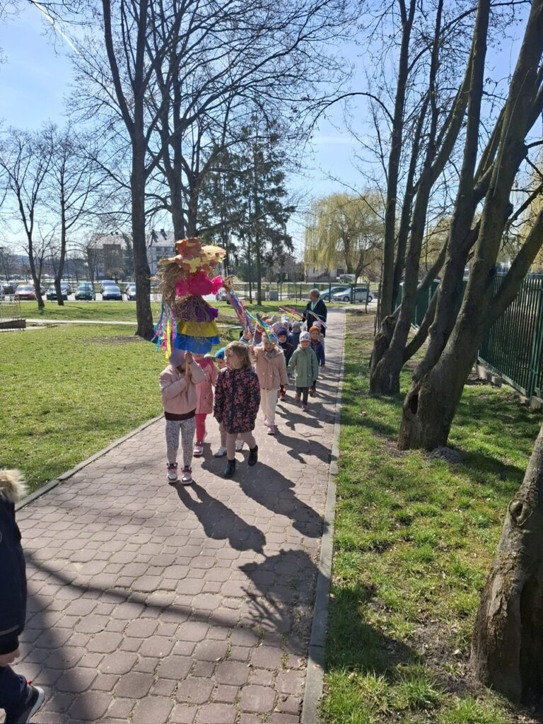 ''Powitanie wiosny'' grupa ''Papużki''