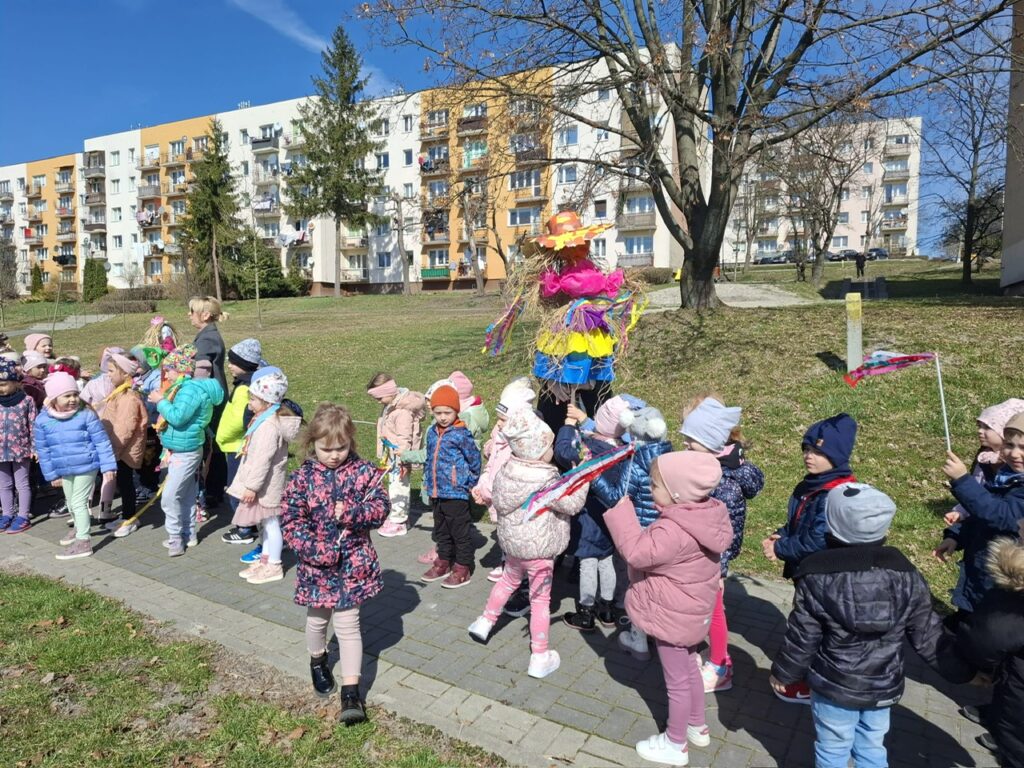 ''Powitanie wiosny'' grupa ''Papużki''