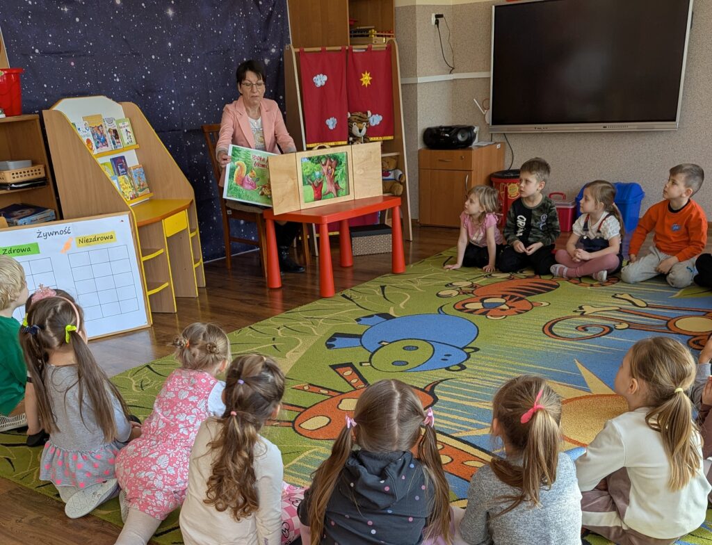 TEATRZYK PT. ,,SŁODKIE KŁOPOTY ŁAKOMEJ WIEWIÓRKI”