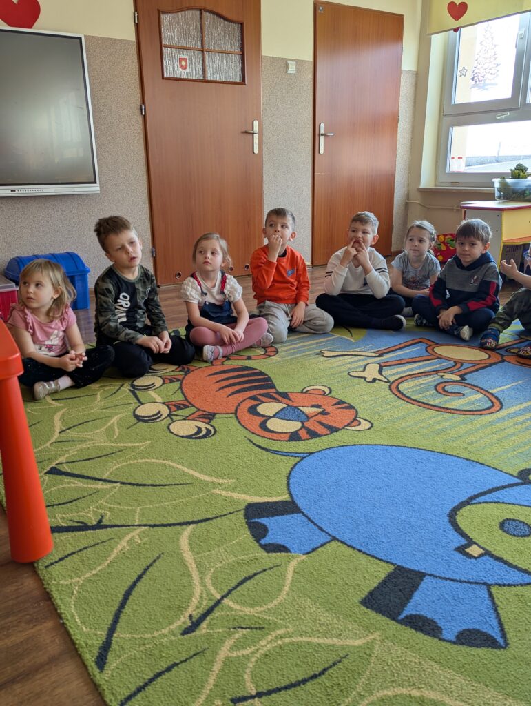 TEATRZYK PT. ,,SŁODKIE KŁOPOTY ŁAKOMEJ WIEWIÓRKI”