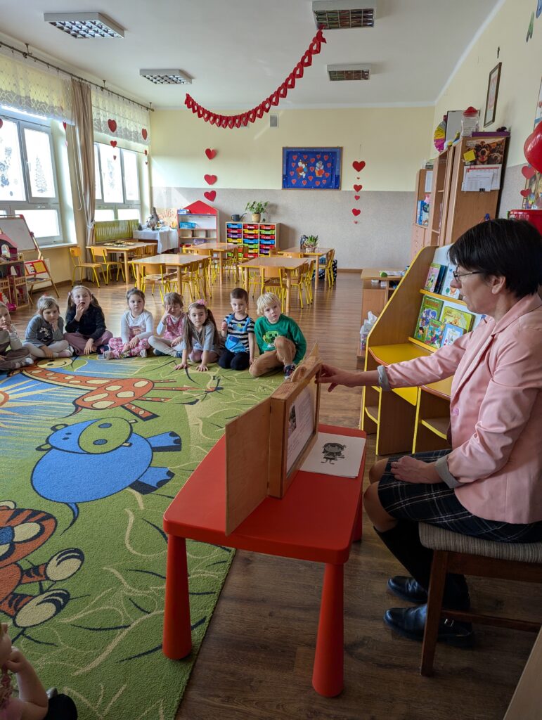 TEATRZYK PT. ,,SŁODKIE KŁOPOTY ŁAKOMEJ WIEWIÓRKI”